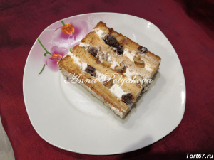 Медовое лакомство- воздушный медовый бисквит с сметанным кремом,черносливом и грецким орехом.